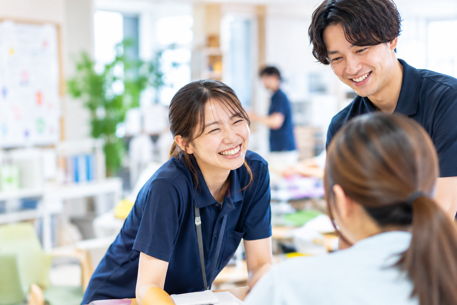 スタッフが笑顔で働く様子